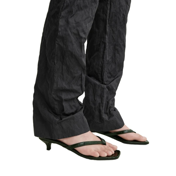 Croco-embossed heeled flip flops in Dark green - Image 3