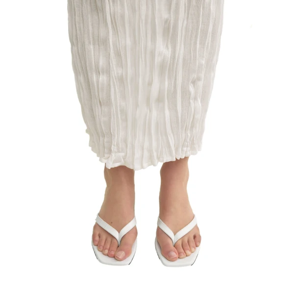 Croco-embossed heeled flip flops in Off-white - Image 2