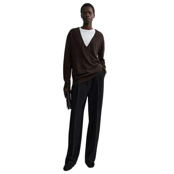 Toteme Fine v-neck knit in Fondante, view 2