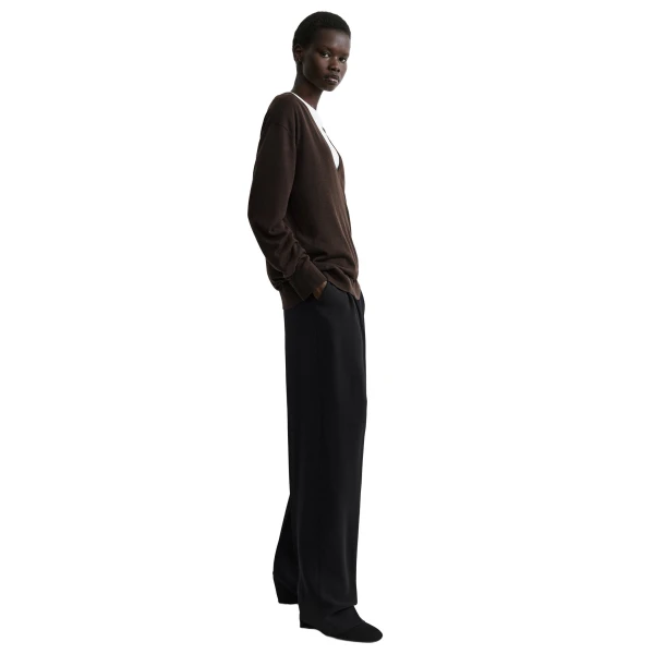 Toteme Fine v-neck knit in Fondante, view 3