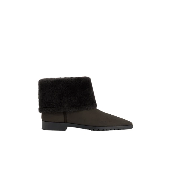 Fold-down shearling boots in Pepper
