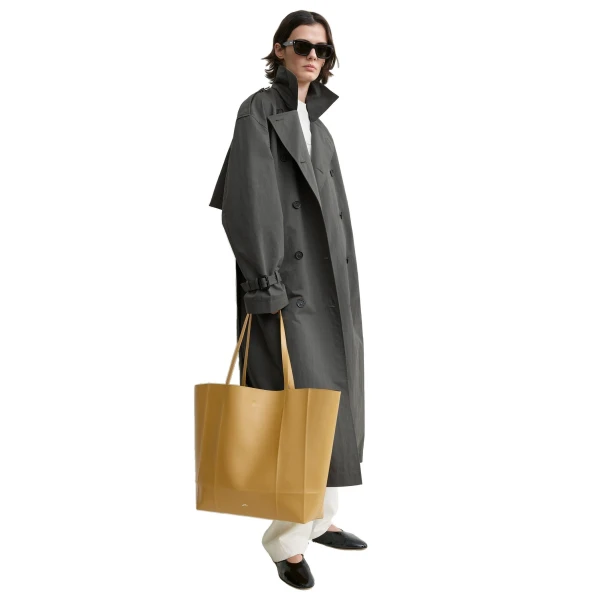 Roam leather tote in Manuka - Image 2