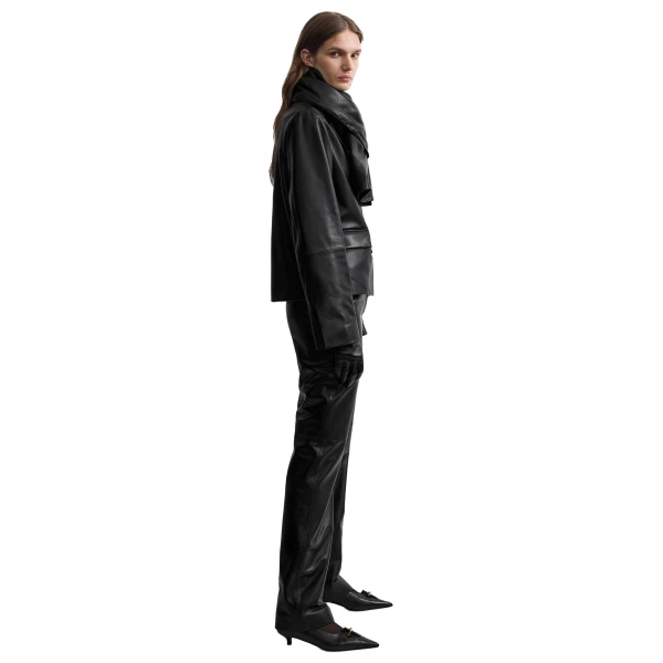 Toteme Short leather blazer in Black, view 3