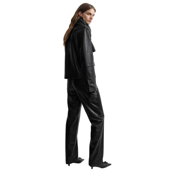 Toteme Short leather blazer in Black, view 4
