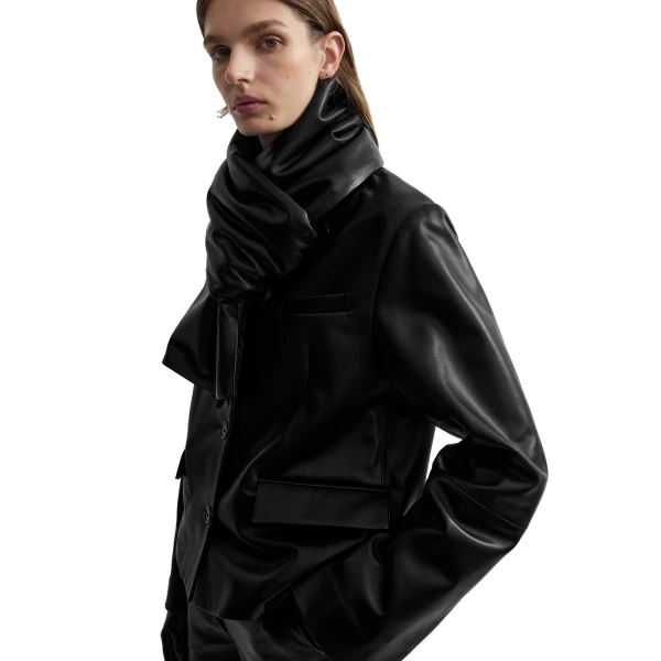 Toteme Short leather blazer in Black, view 5