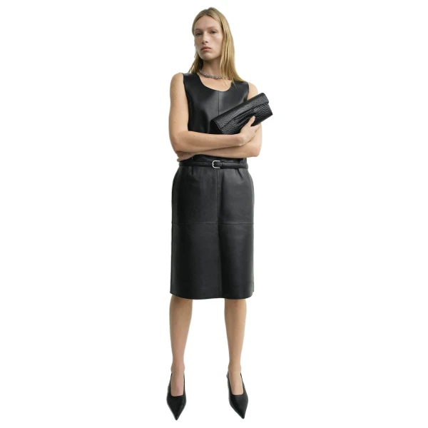 Soft croco-embossed T-clutch in Black - Image 3