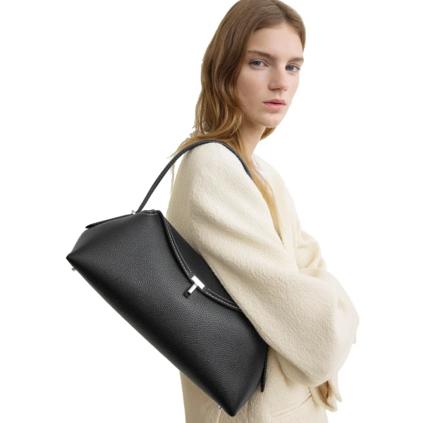 T-Lock grained-leather shoulder in Black - Image 2