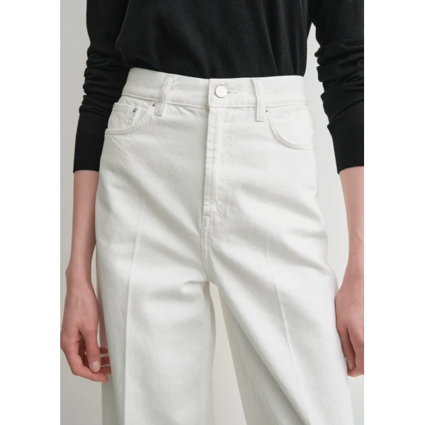 Toteme Wide leg denim in White, view 5