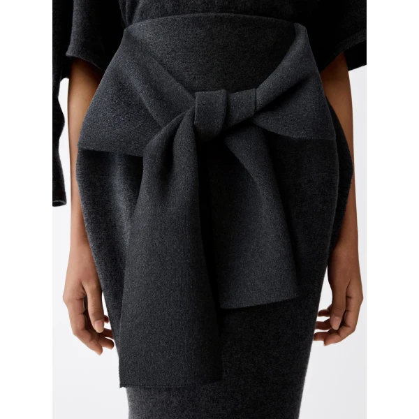 grey skirt
