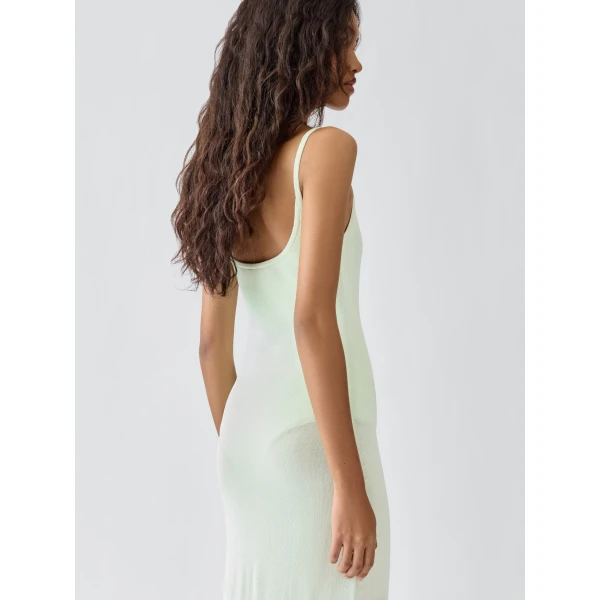 green dress