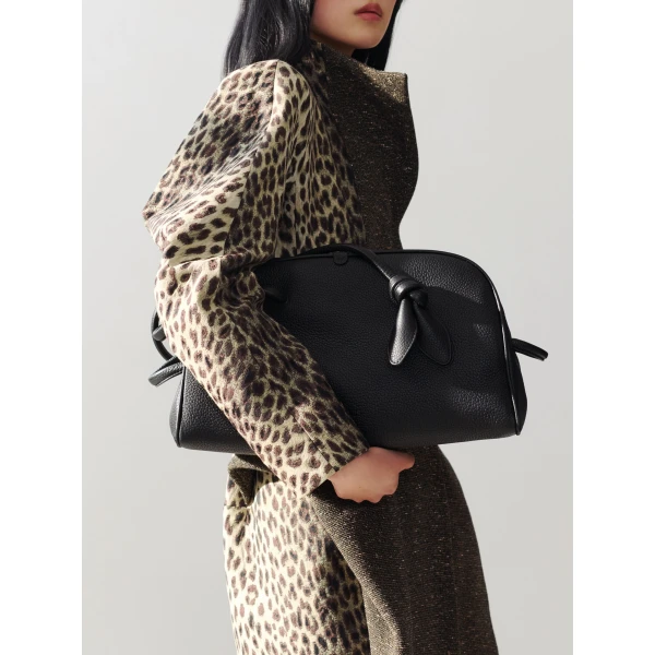 black Jacquemus tote bag