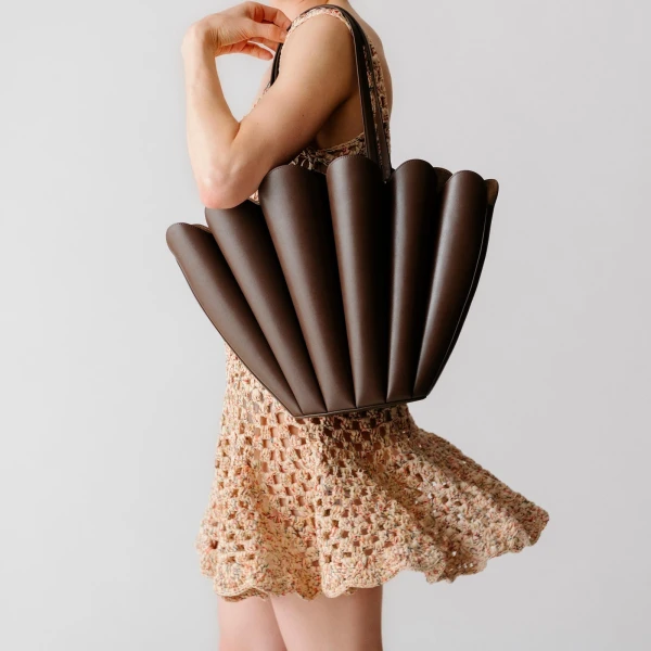 Mlouye Seashell Tote in Navy | Totes & Top-Handle Bags | Luxury Shoes 
