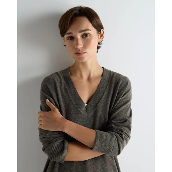 N.Peal Elise Long V Neck Cashmere Tunic in Wood Smoke Brown