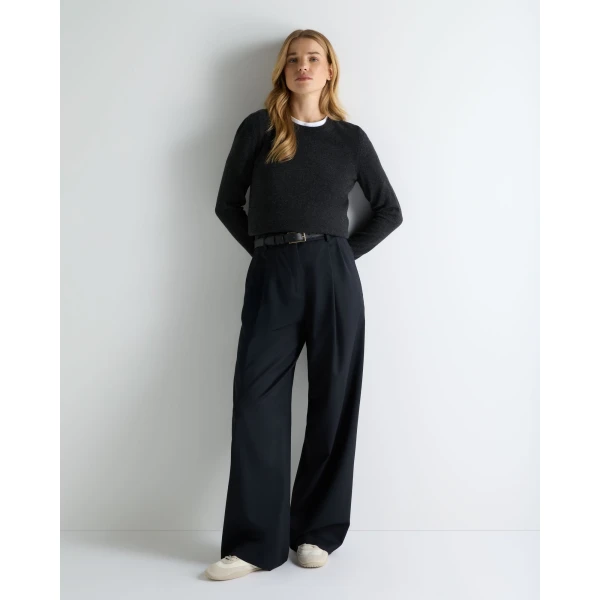 N.Peal Evie Classic Round Neck Cashmere Jumper in Deep Charcoal Grey