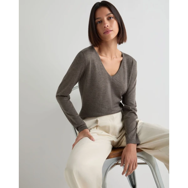 N.Peal Imogen Superfine Cashmere V Neck Jumper in Pecan Brown