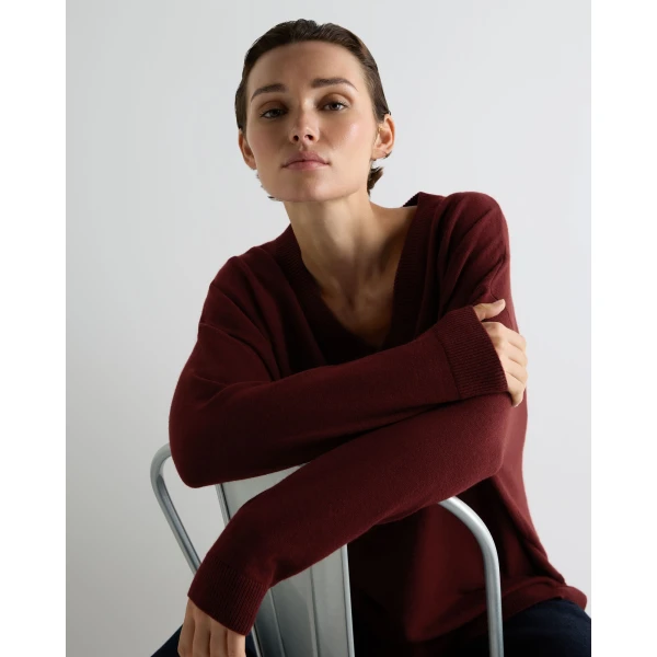N.Peal Longline V Neck Cashmere Jumper in Rustic Red