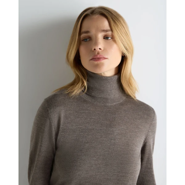 N.Peal Margot Superfine Cashmere Roll Neck Jumper in Pecan Brown