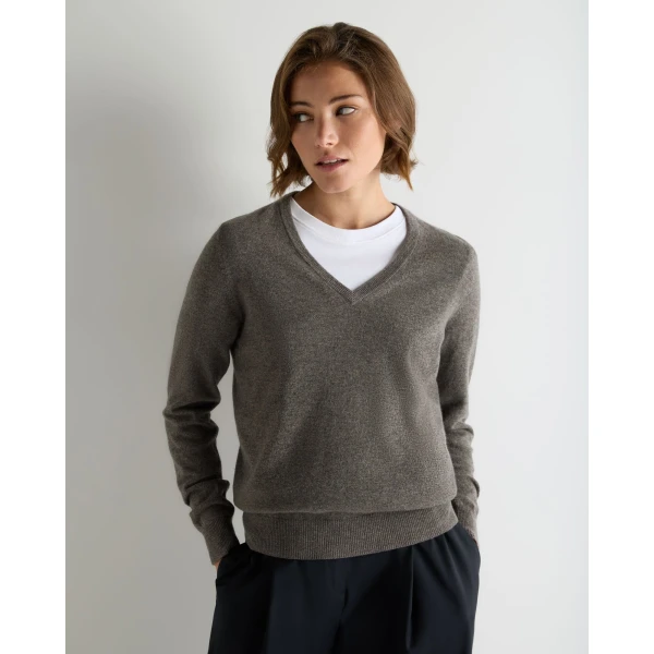 N.Peal Phoebe V Neck Cashmere Jumper in Wood Smoke Brown