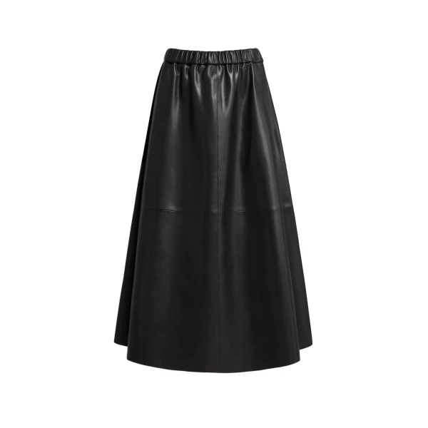 Nour Hammour Lenly in Noir Classique