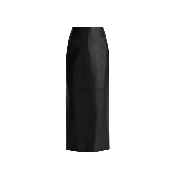 Nour Hammour Selly in Noir Classique