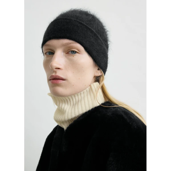 Toteme Brushed cashmere beanie in Black, view 3