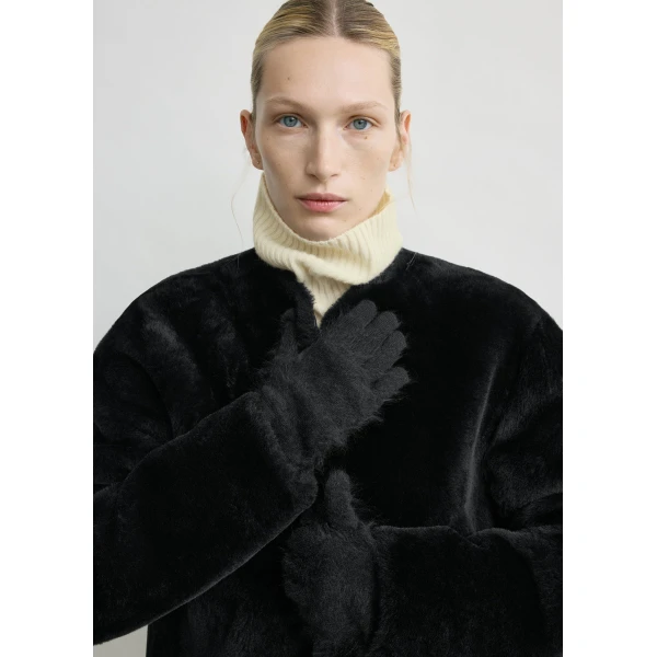 Toteme Brushed cashmere gloves in Black, view 2