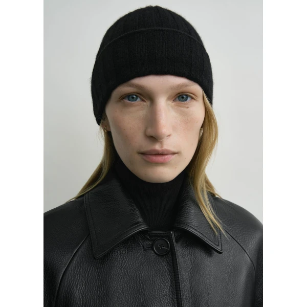 Toteme Cashmere beanie in Black, view 2