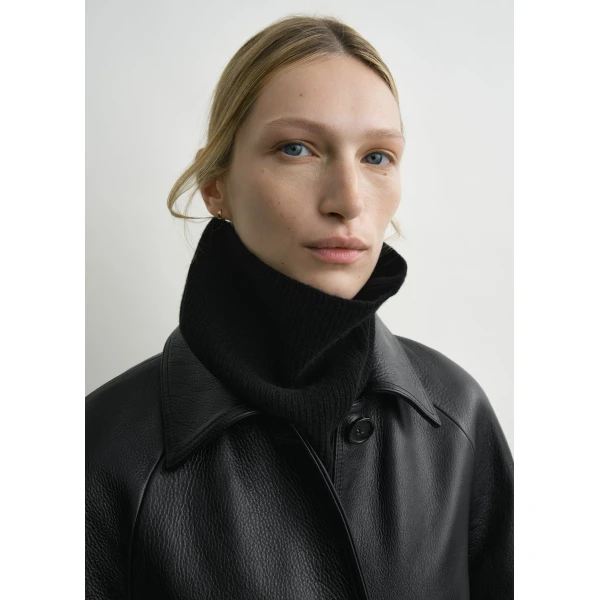 Toteme Cashmere neck warmer in Black, view 2