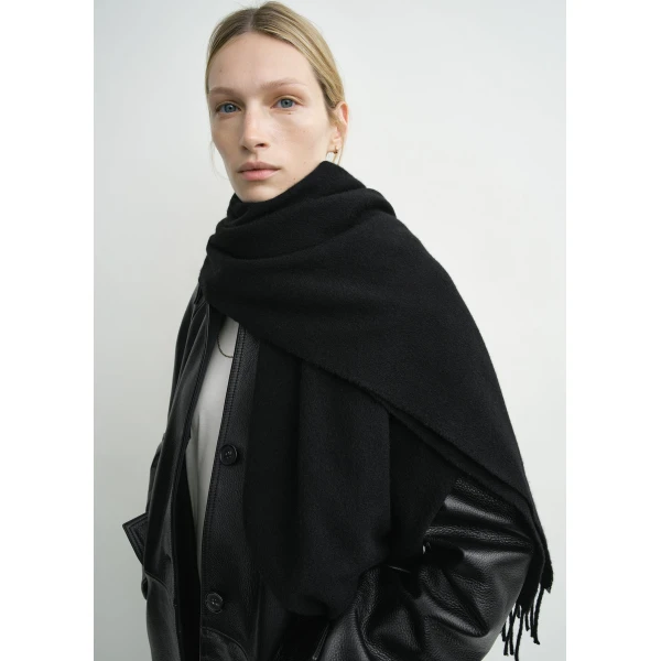 Toteme Cashmere scarf in Black, view 3