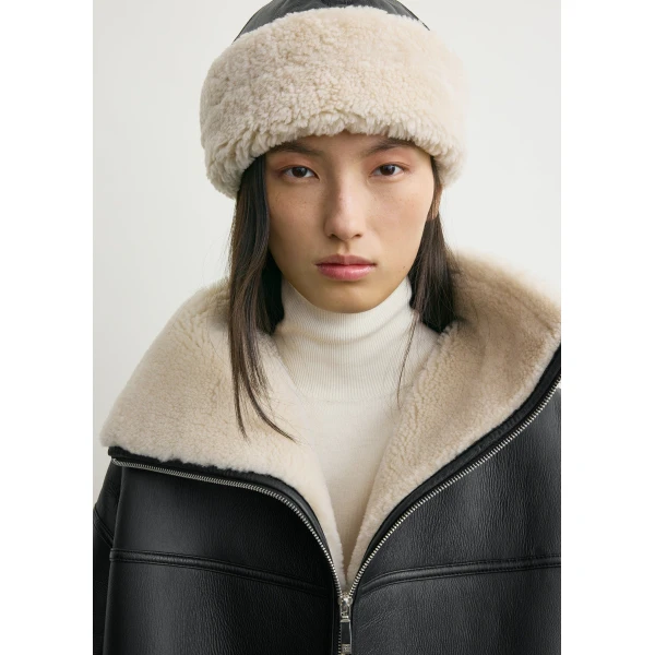 Toteme Shearling winter hat in Black / Off white, view 2