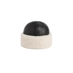 Toteme Shearling winter hat in Black / Off white