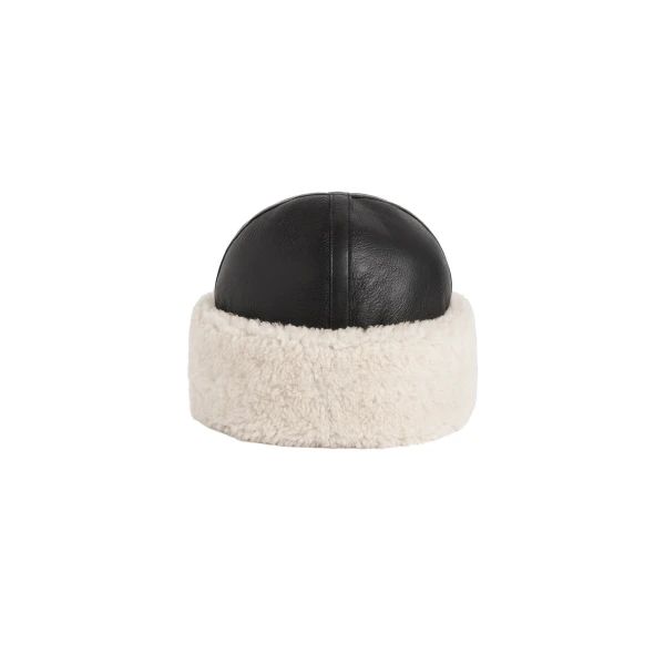 Shearling winter hat in Black / Off white