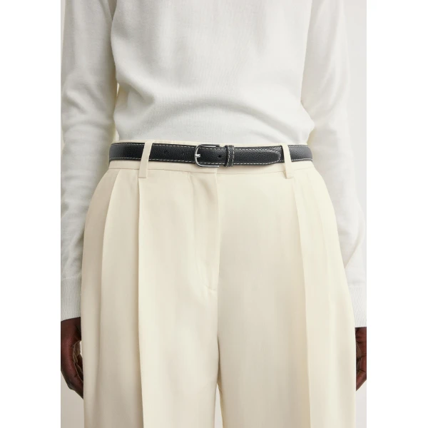 Toteme Slim grained-leather belt in Black, view 2