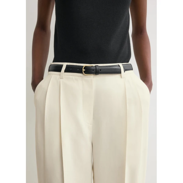 Toteme Slim leather belt in Black, view 2